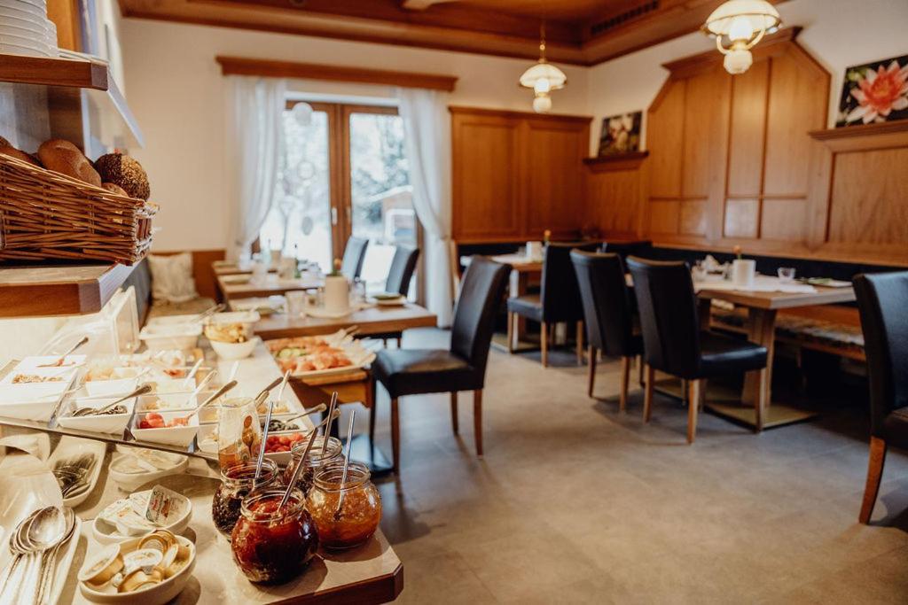 Dorfcafe Unken Hotelpension Swirtshaus Im Dorf Esterno foto
