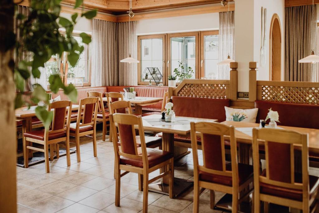 Dorfcafe Unken Hotelpension Swirtshaus Im Dorf Esterno foto